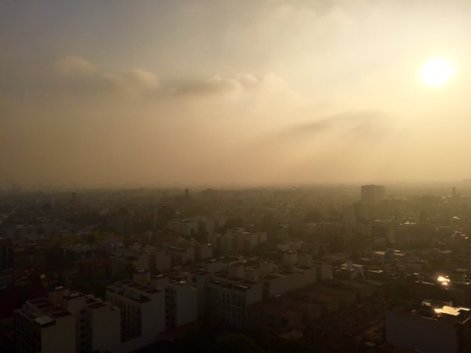 160414 juev Amanecer con toda la contaminación Benito Juarez @perianez1