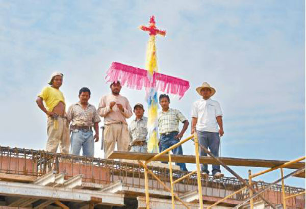 colocando-la-cruz-los-albac3b1iles