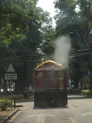 Lunes 15 de mayo Asi manejan los camiones en Polanco via @teteramirezp