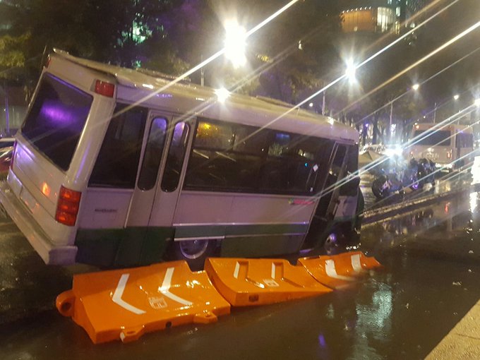 Cerrado Reforma de la Diana al poniente. Por Microbus q cae en obra del metrobus. foto @Luisvc8
