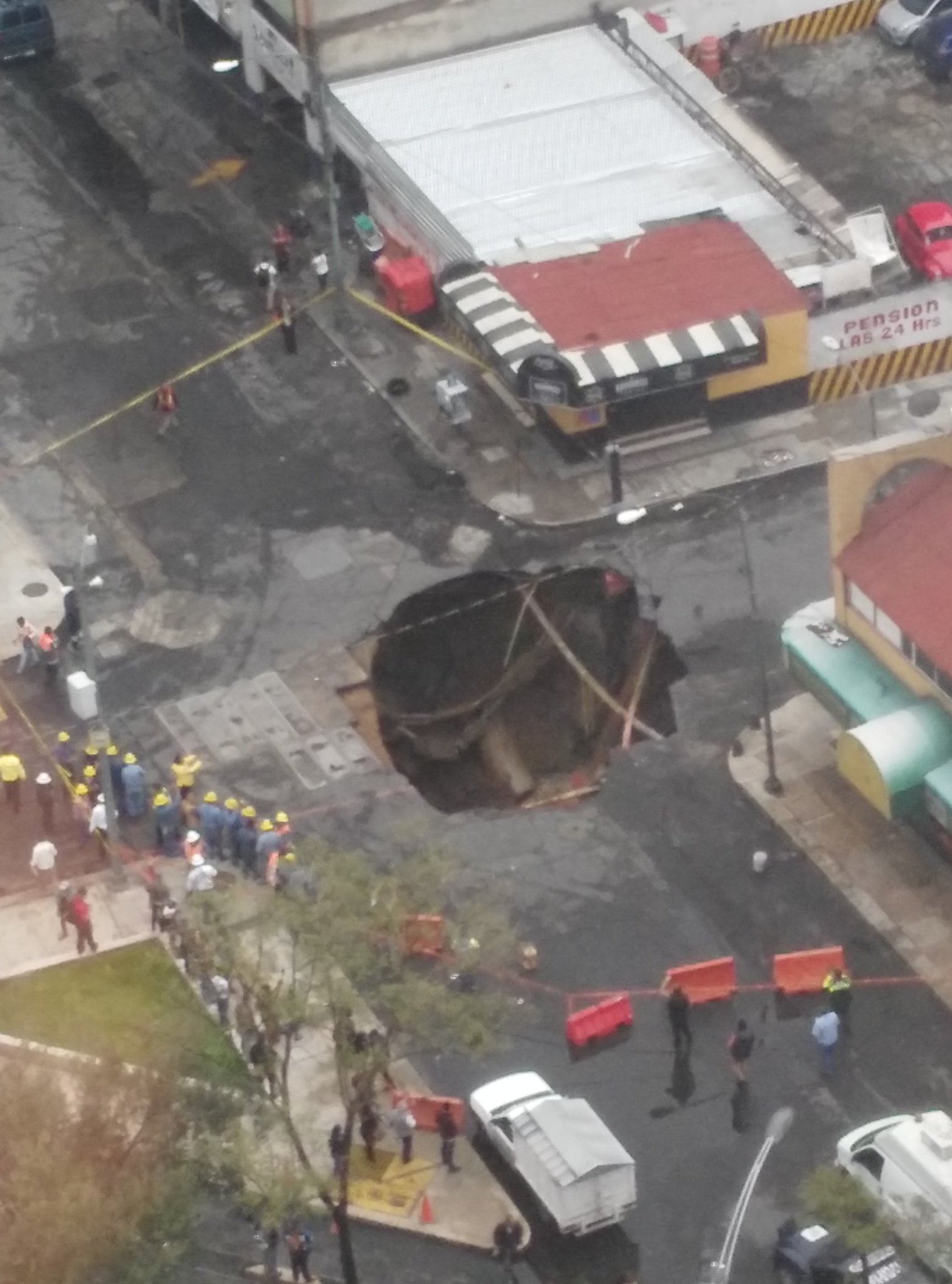 Lluvias ocasionan socavon en Reforma Vía @storm_nii