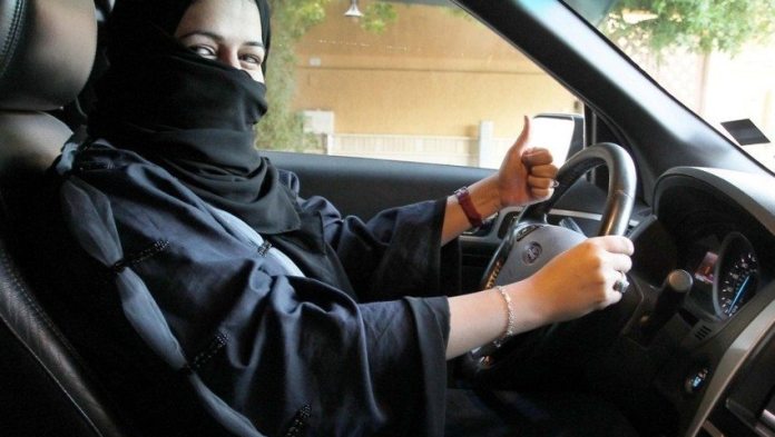 Mujer-árabe-manejandoa6550543